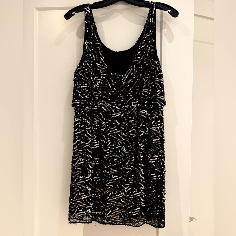 Alice & Olivia, fun party dress, black & silver sequins, mini length.